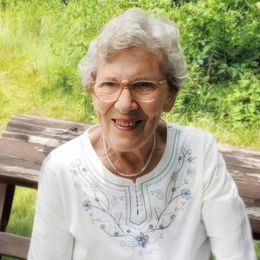 Photo of Joan Mills (nee Sterling), obituary in Senneville