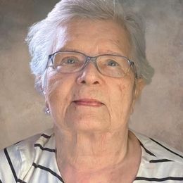 Photo of Élise Warren, obituary in Québec